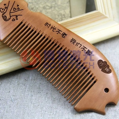 梳子定制暖心禮物來襲-竹木制品激光打標(biāo)機(jī)